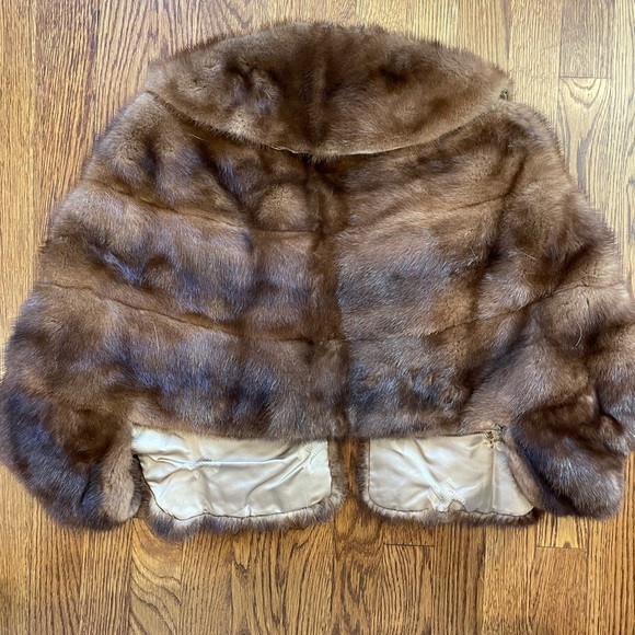 Vintage Mink Fur Shawl. Maker is Albert Furs since 1929 - Picture 2 of 7